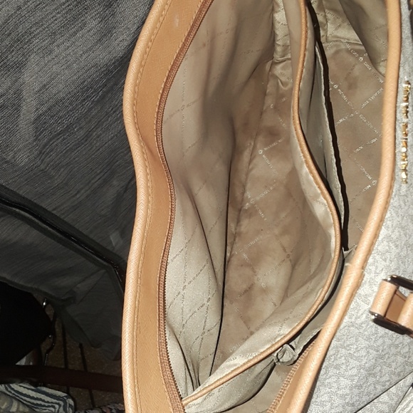 Michael Kors Vanilla + Tan Tote w/ wallet - Picture 2 of 8